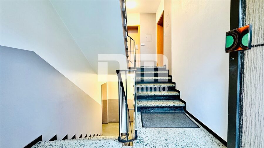 (R)eserviert! Etagenwohnung mit Balkon, Kellerraum und Garage - Haupteingang Treppenhaus